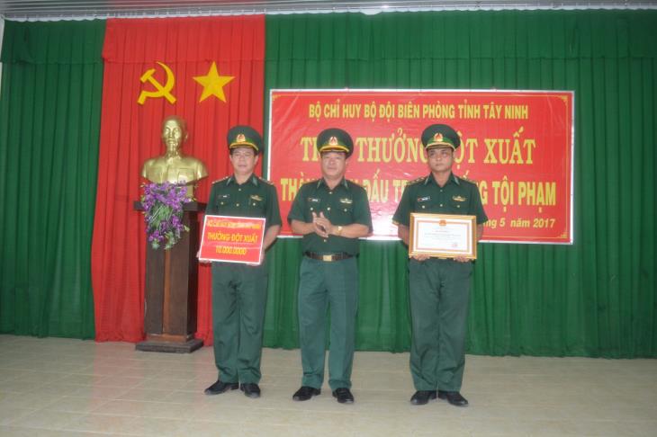 Khen thưởng đột xuất Đồn BP CKQT Mộc Bài và Đồn BP Phước Chỉ